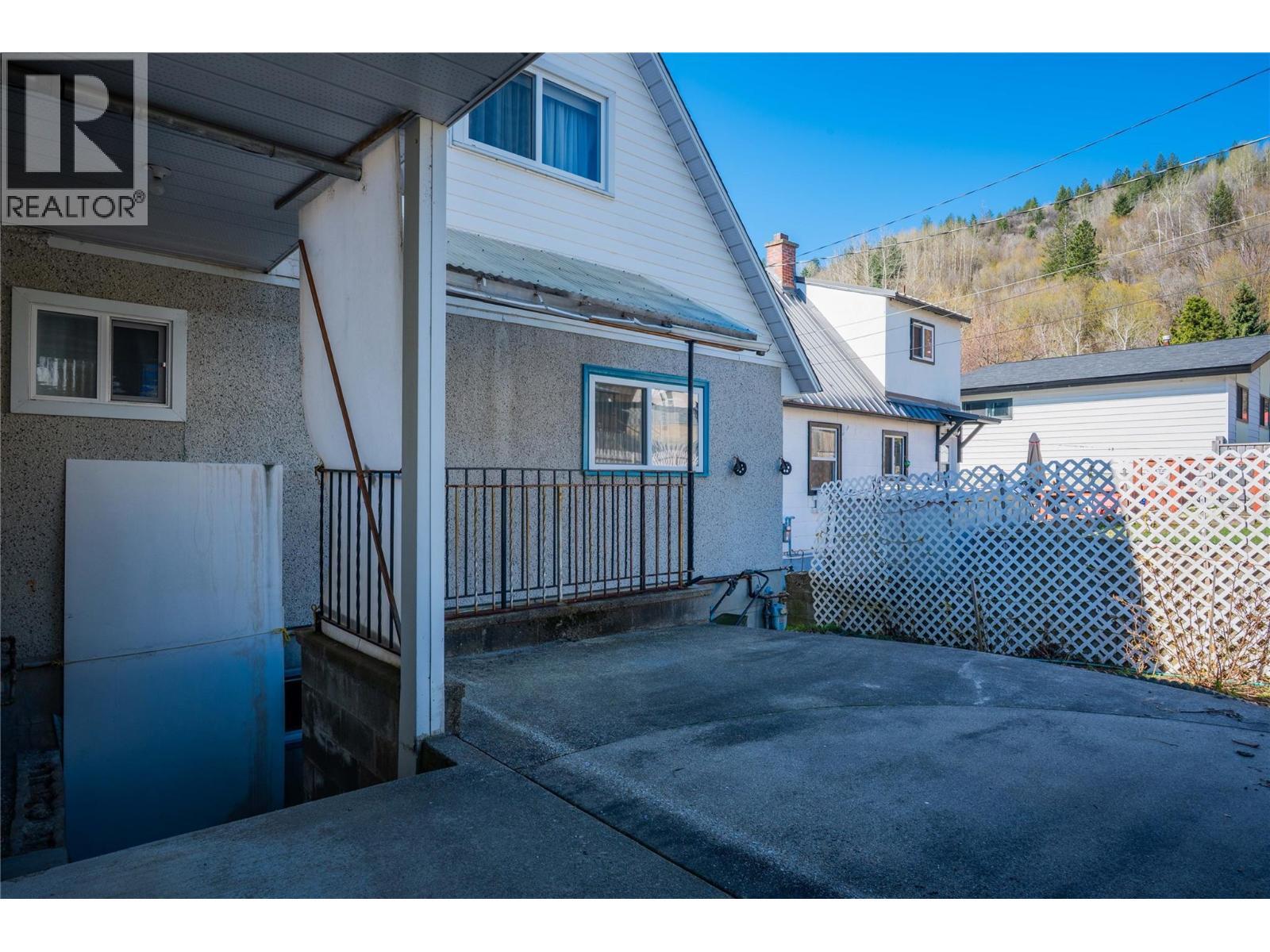 945 Thackeray Street, Warfield, BC - Outdoor With Exterior