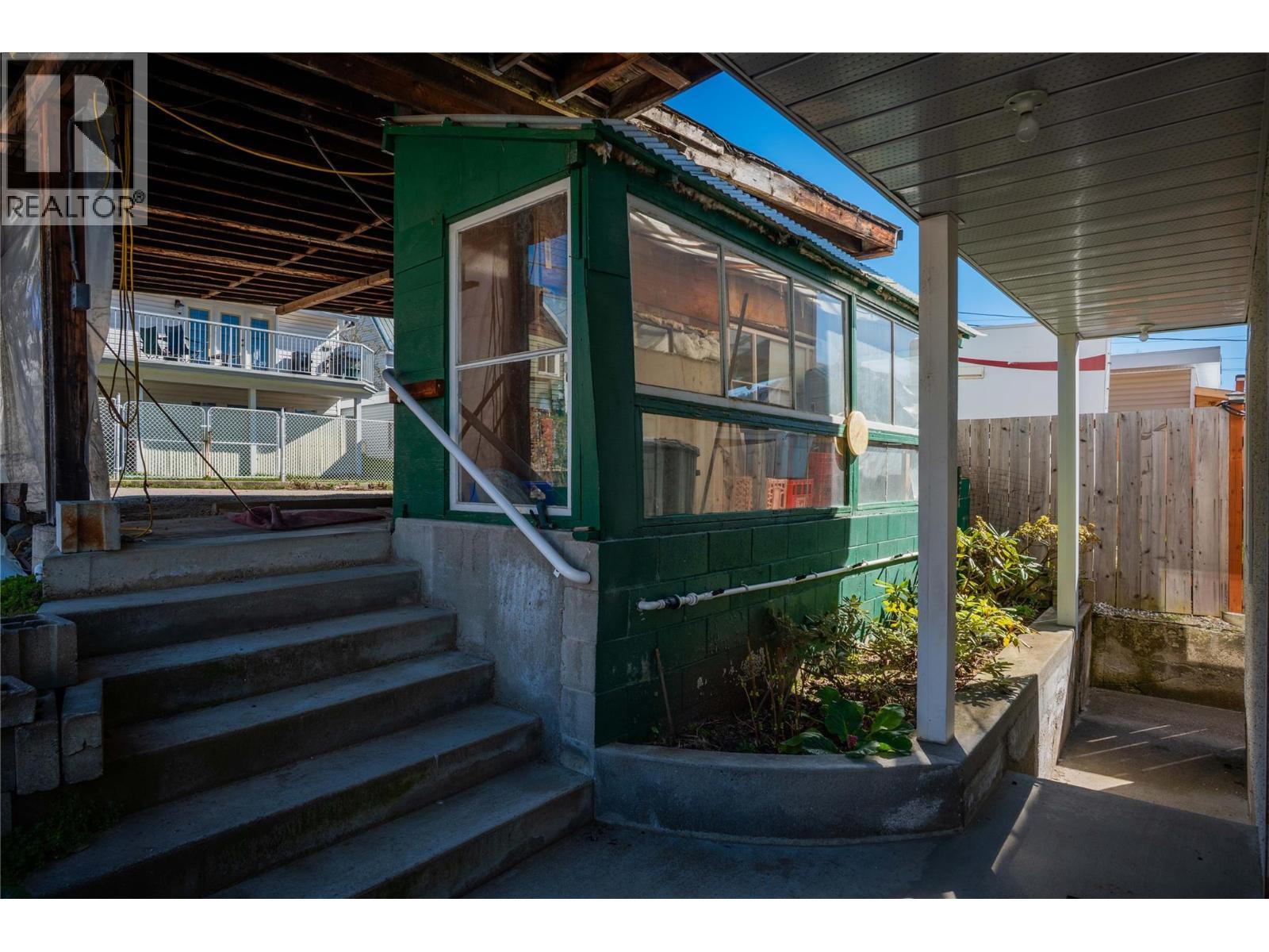 945 Thackeray Street, Warfield, BC - Outdoor