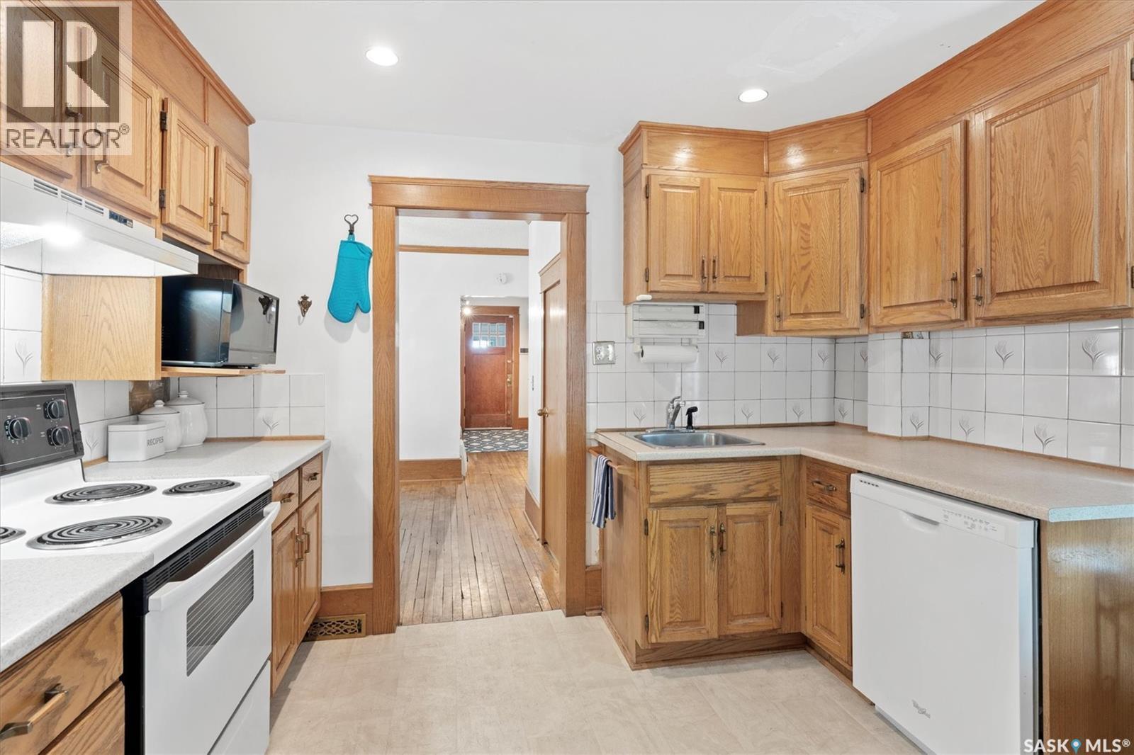 1018 Aird Street, Saskatoon, SK - Indoor Photo Showing Kitchen