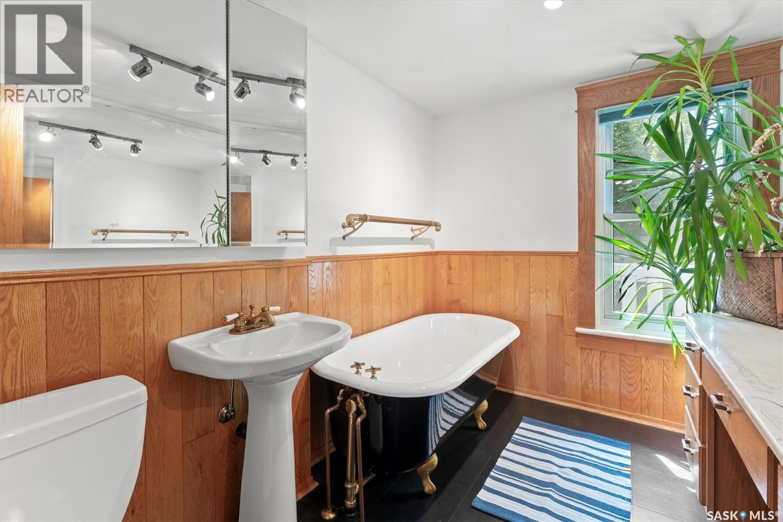 1018 Aird Street, Saskatoon, SK - Indoor Photo Showing Bathroom