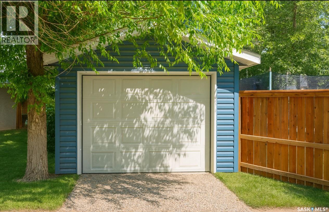 1018 Aird Street, Saskatoon, SK - Outdoor