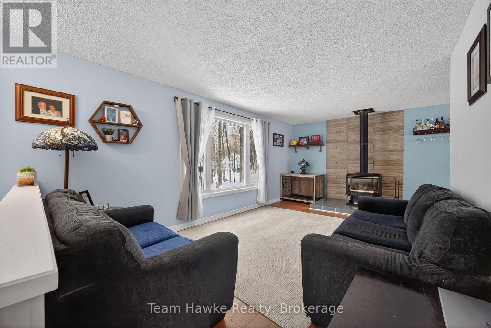 50 Laurier Boulevard, Tiny, ON - Indoor Photo Showing Living Room