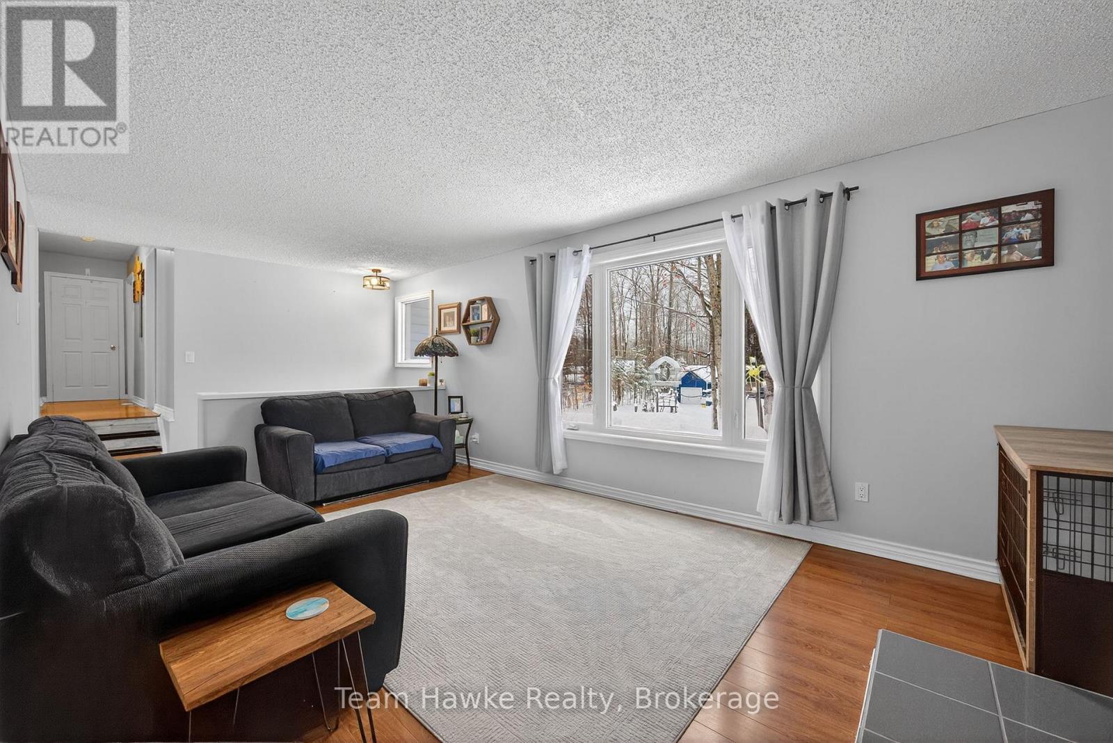 50 Laurier Boulevard, Tiny, ON - Indoor Photo Showing Living Room
