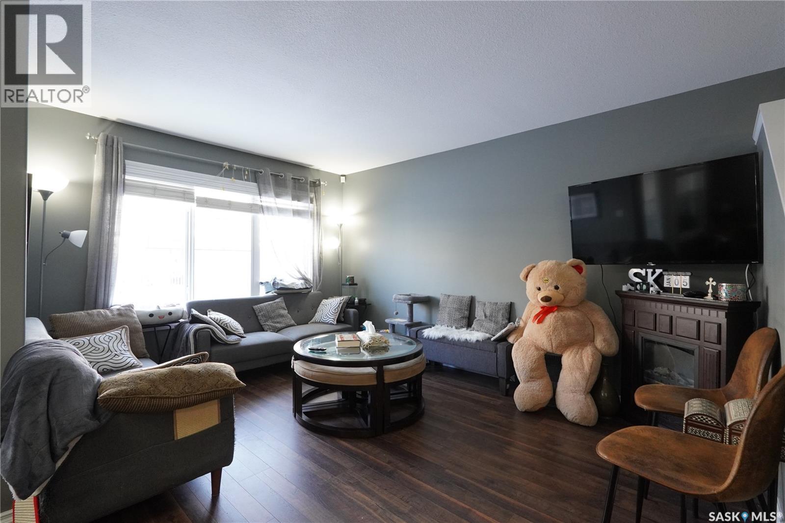 4514 Harbour Village Way, Regina, SK - Indoor Photo Showing Living Room