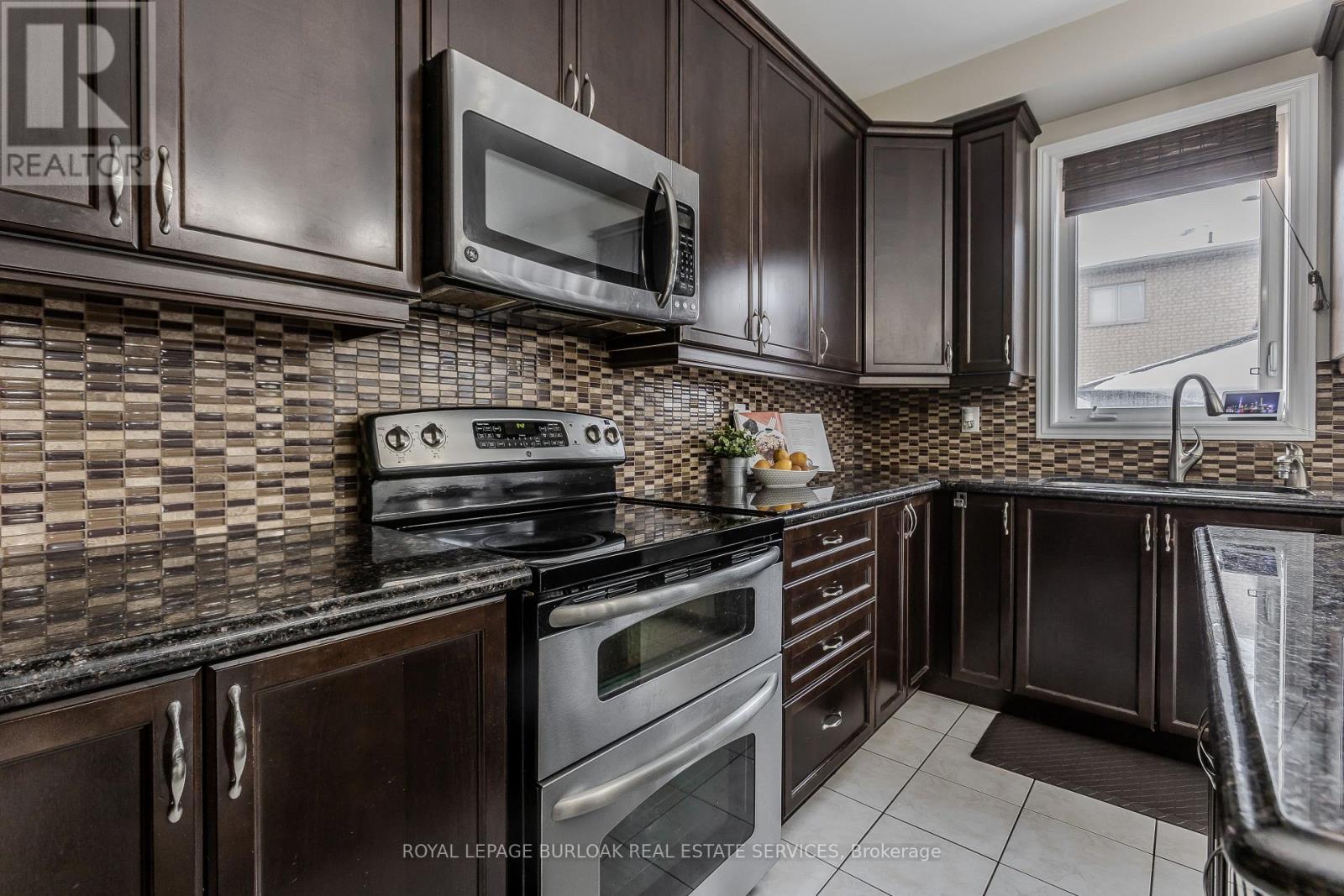 3322 Stoneware Road, Burlington, ON - Indoor Photo Showing Kitchen With Stainless Steel Kitchen With Upgraded Kitchen