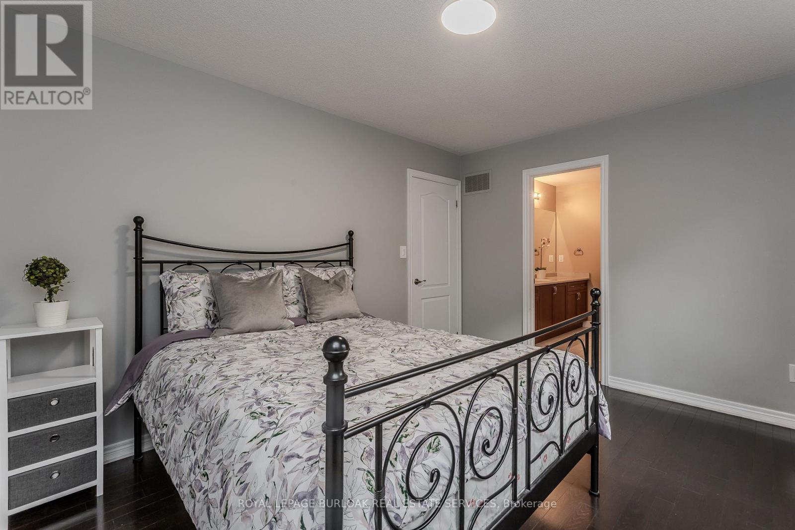 3322 Stoneware Road, Burlington, ON - Indoor Photo Showing Bedroom