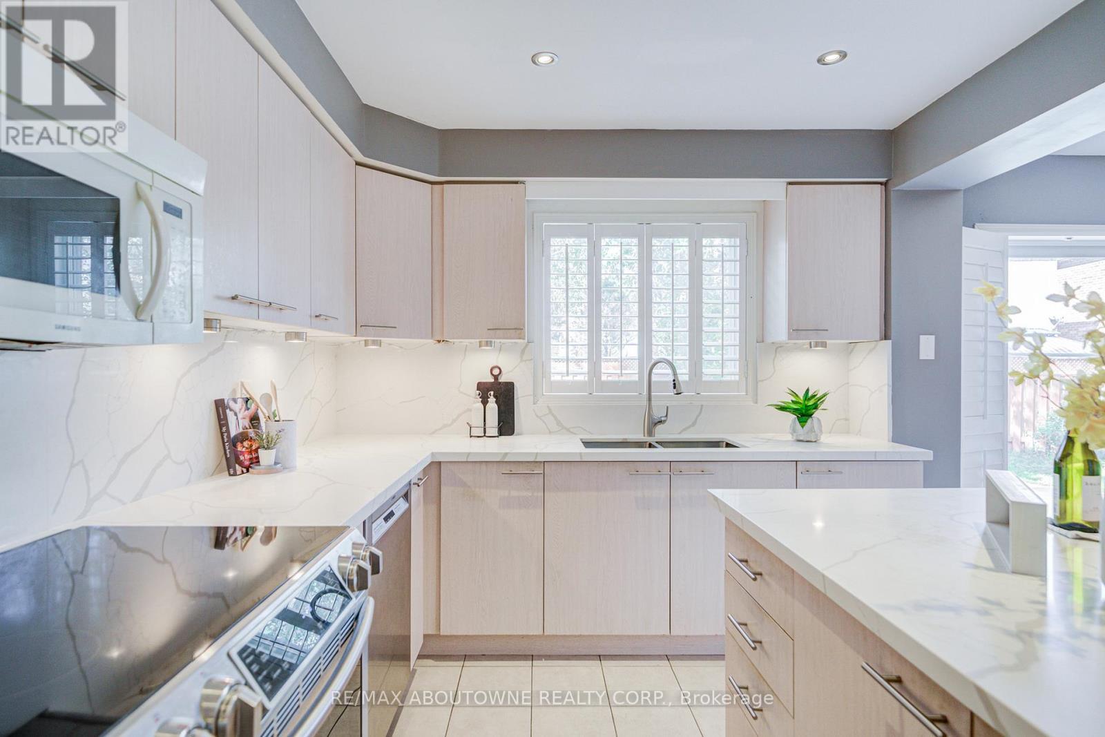 3041 Caulfield Crescent, Mississauga, ON - Indoor Photo Showing Kitchen With Double Sink