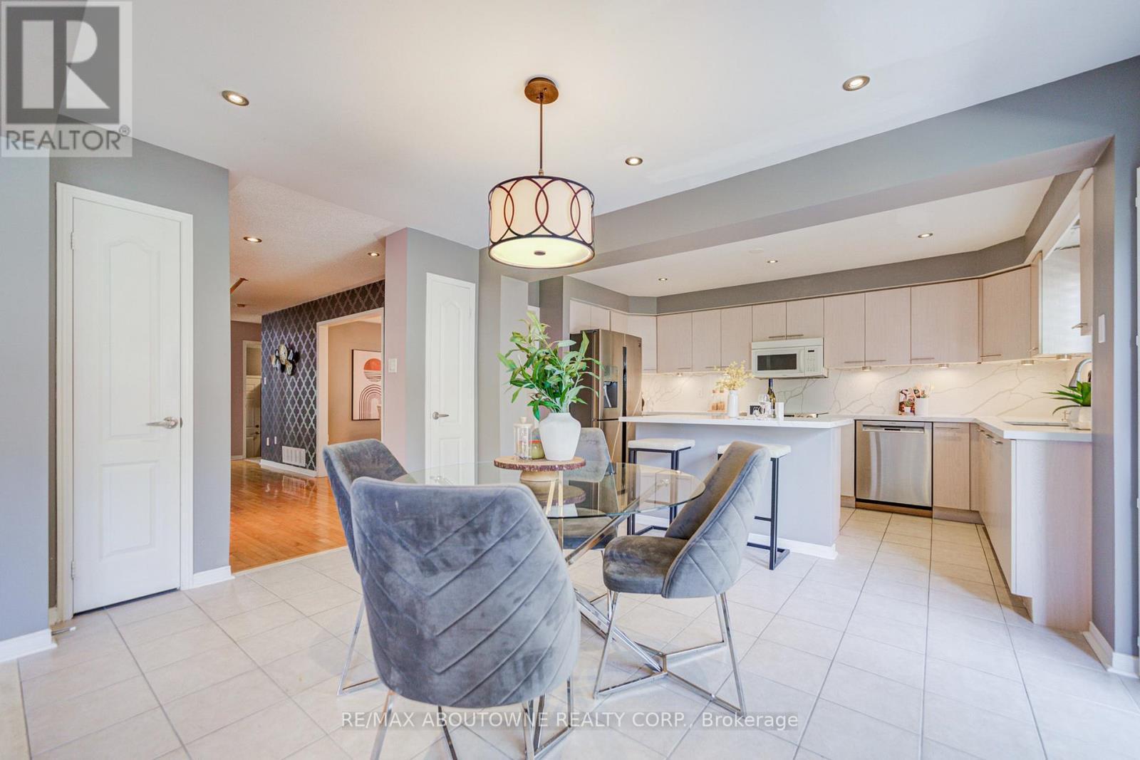 3041 Caulfield Crescent, Mississauga, ON - Indoor Photo Showing Kitchen