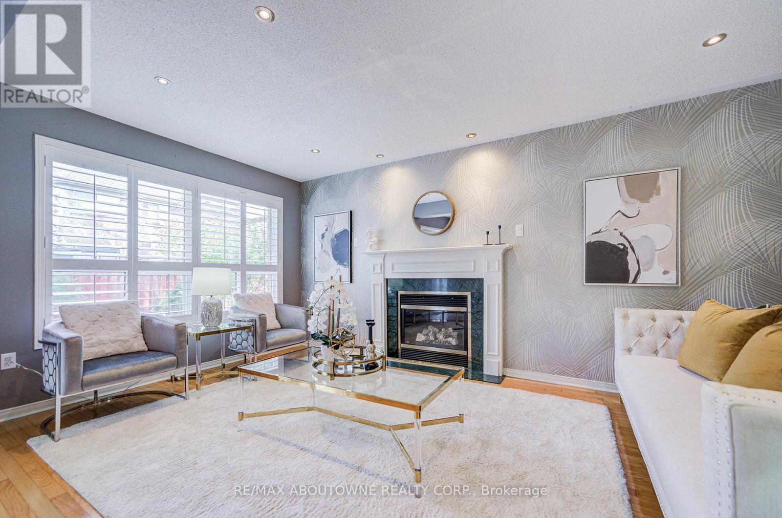 3041 Caulfield Crescent, Mississauga, ON - Indoor Photo Showing Living Room With Fireplace