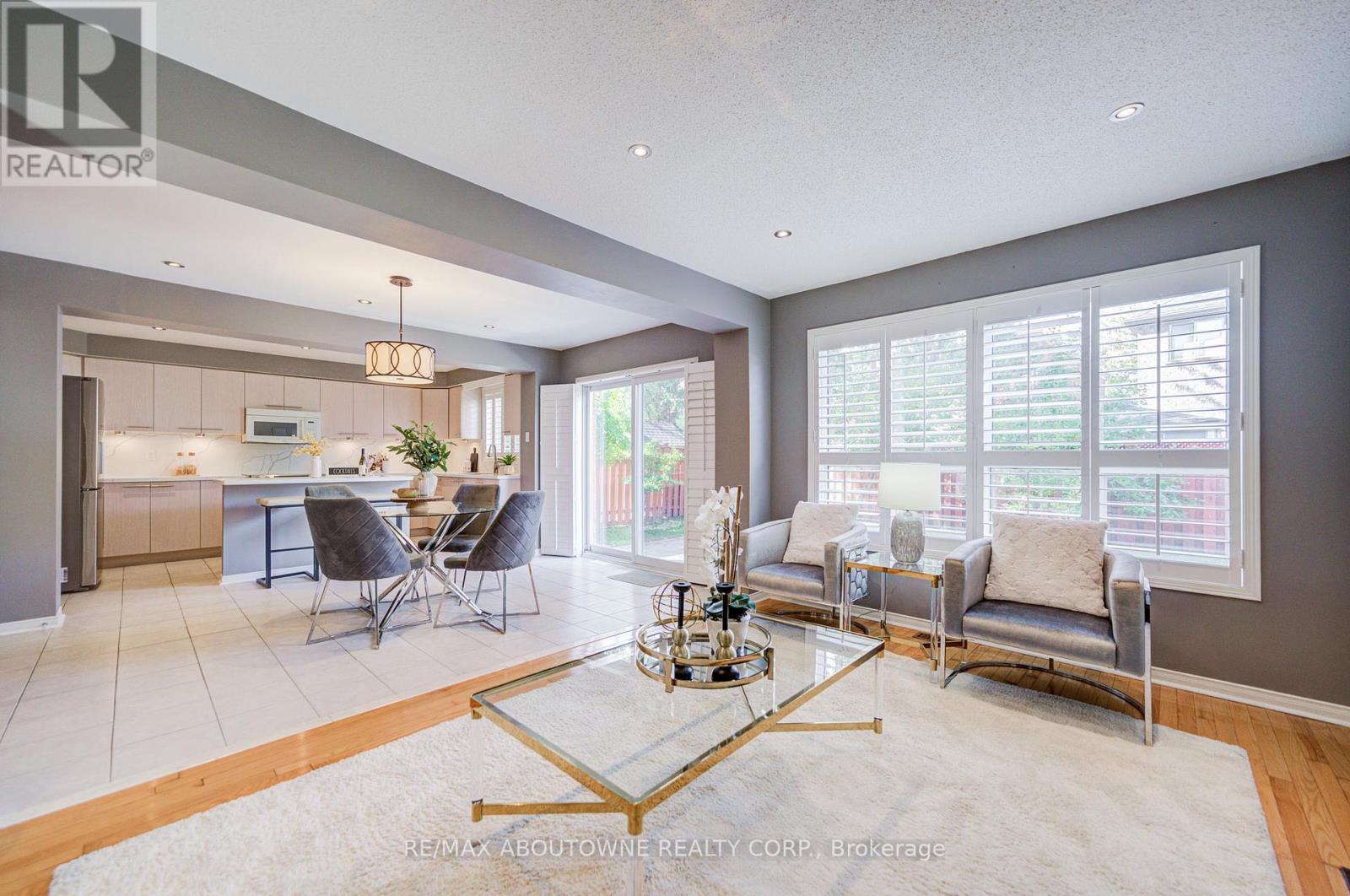 3041 Caulfield Crescent, Mississauga, ON - Indoor Photo Showing Living Room