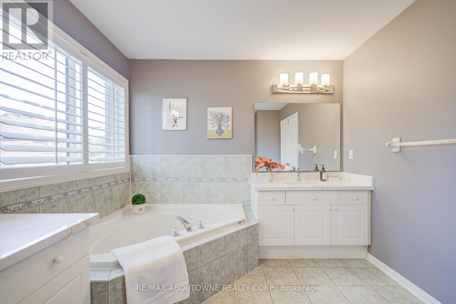 3041 Caulfield Crescent, Mississauga, ON - Indoor Photo Showing Bathroom