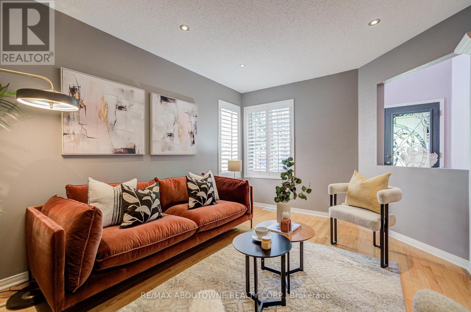 3041 Caulfield Crescent, Mississauga, ON - Indoor Photo Showing Living Room