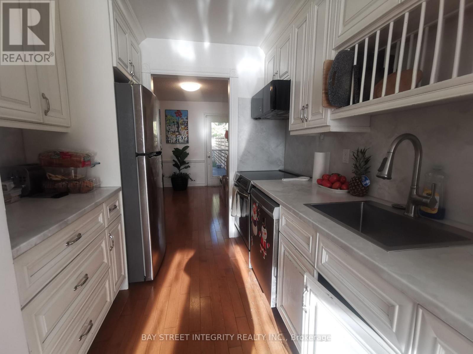 976 Raintree Lane, Mississauga, ON - Indoor Photo Showing Kitchen With Upgraded Kitchen