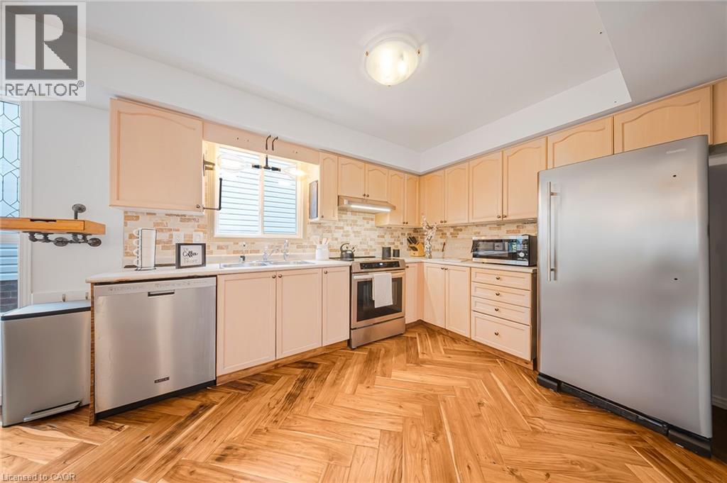 11 Renner Drive, Cambridge, ON - Indoor Photo Showing Kitchen With Stainless Steel Kitchen