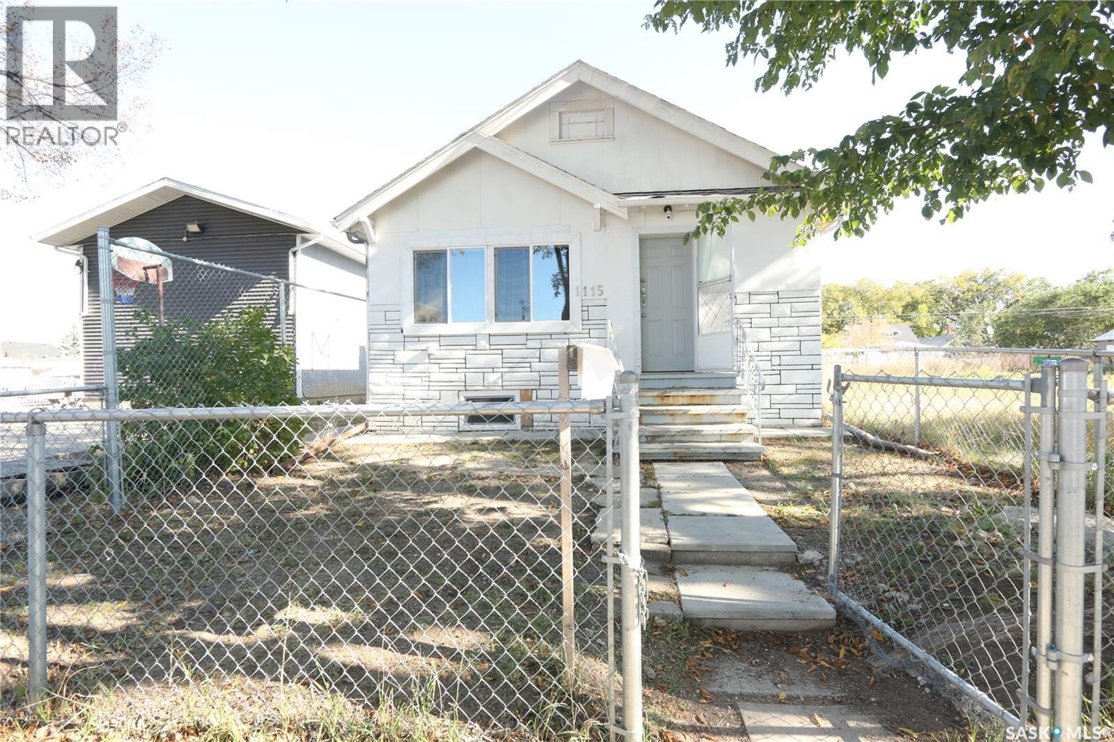 1115 Robinson Street, Regina, SK - Outdoor