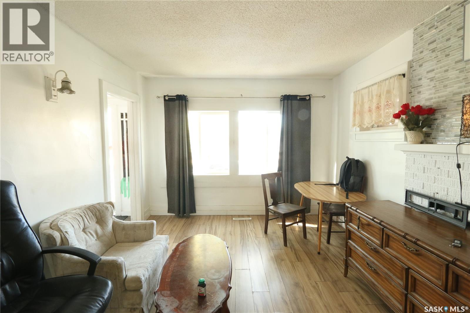 1115 Robinson Street, Regina, SK - Indoor Photo Showing Living Room