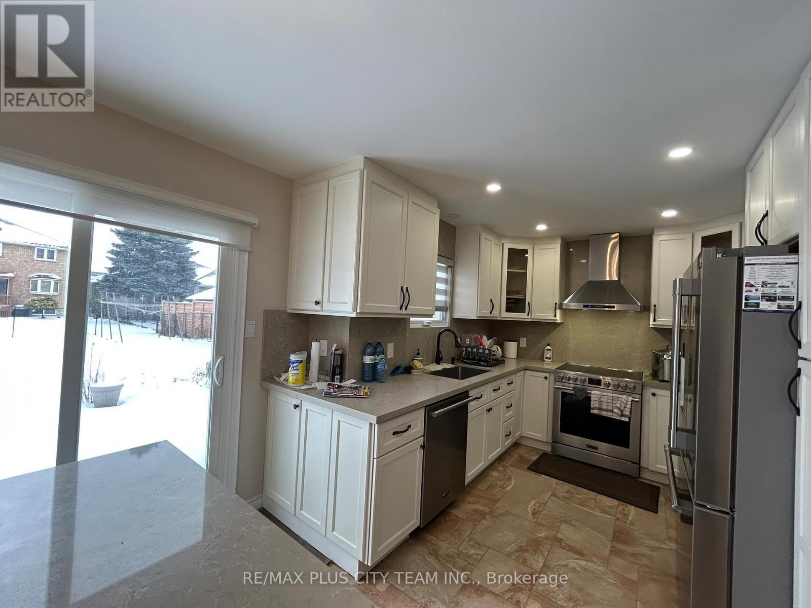 506 Dicenzo Drive, Hamilton, ON - Indoor Photo Showing Kitchen