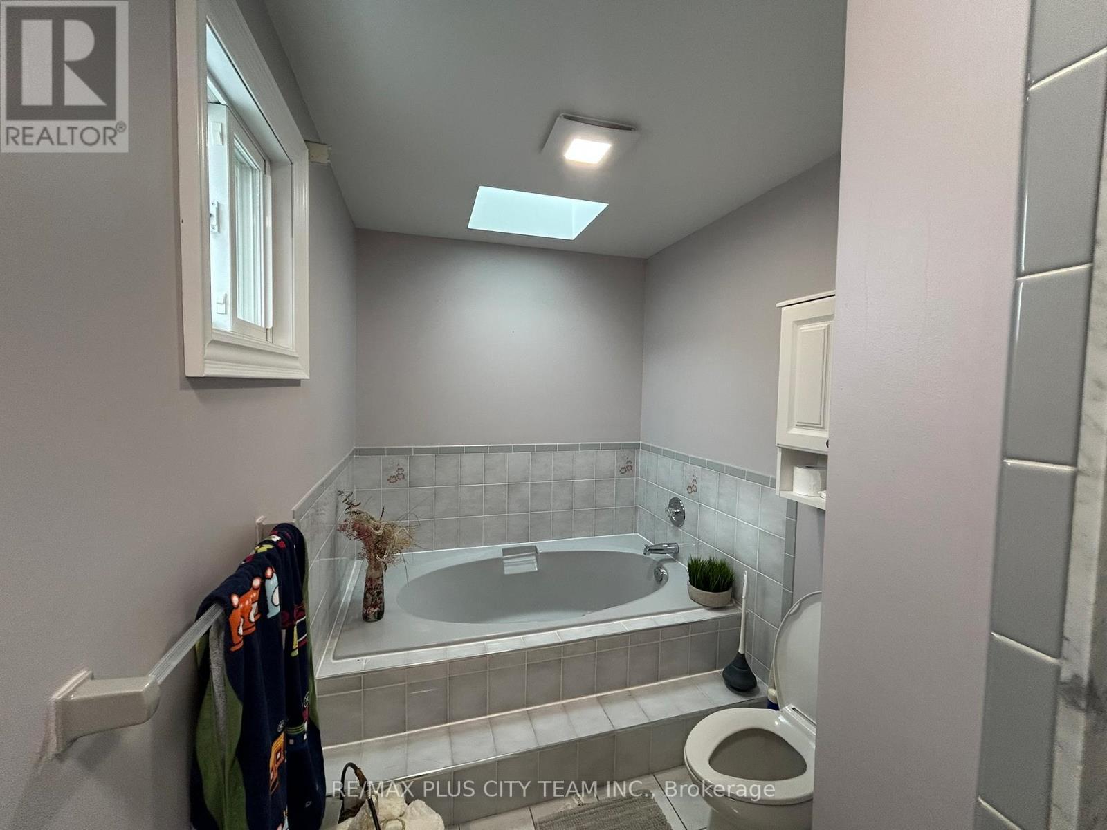 506 Dicenzo Drive, Hamilton, ON - Indoor Photo Showing Bathroom
