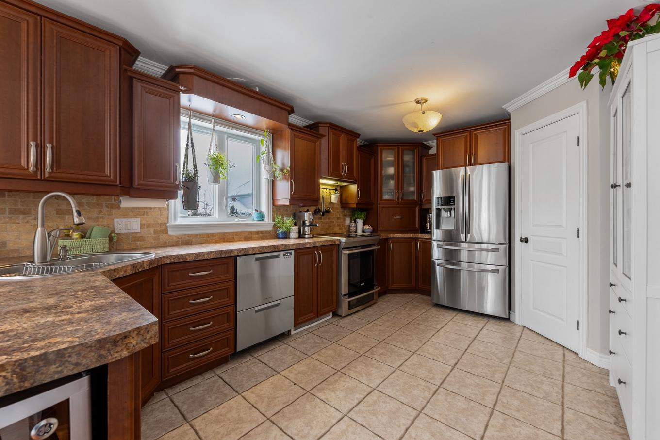 Kitchen - 52 Rue De Lourtel, Saint-Jean-Sur-Richelieu, QC - Indoor Photo Showing Kitchen With Double Sink