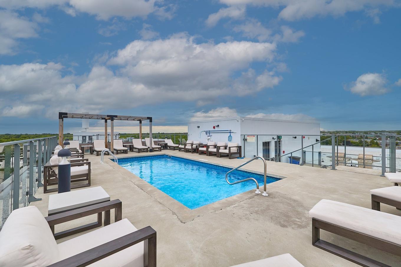 Piscine - 712-64 Ch. St-François-Xavier, Candiac, QC - Outdoor With In Ground Pool With View