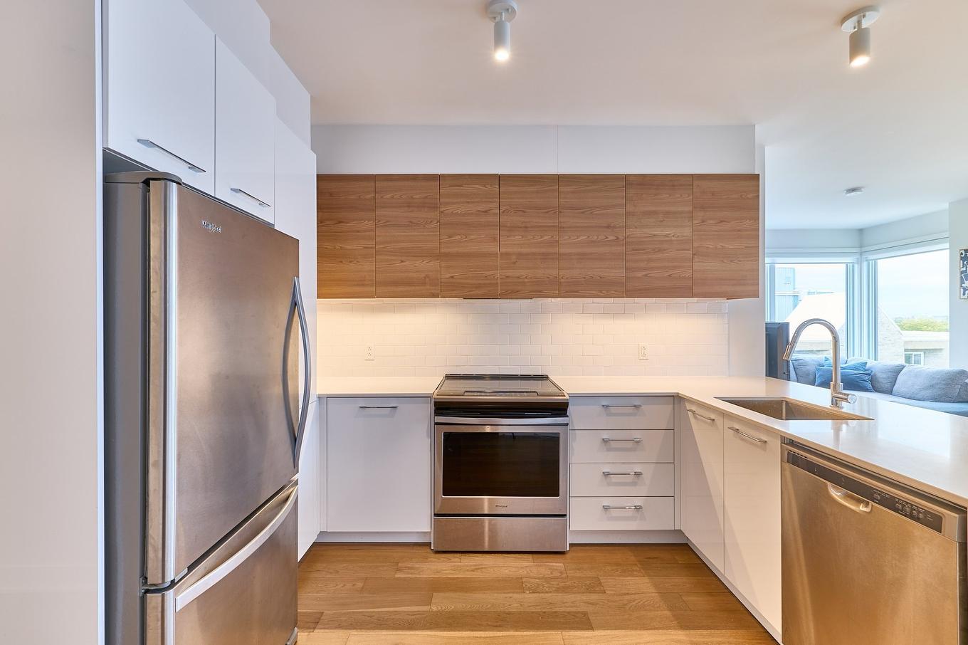Cuisine - 712-64 Ch. St-François-Xavier, Candiac, QC - Indoor Photo Showing Kitchen With Upgraded Kitchen