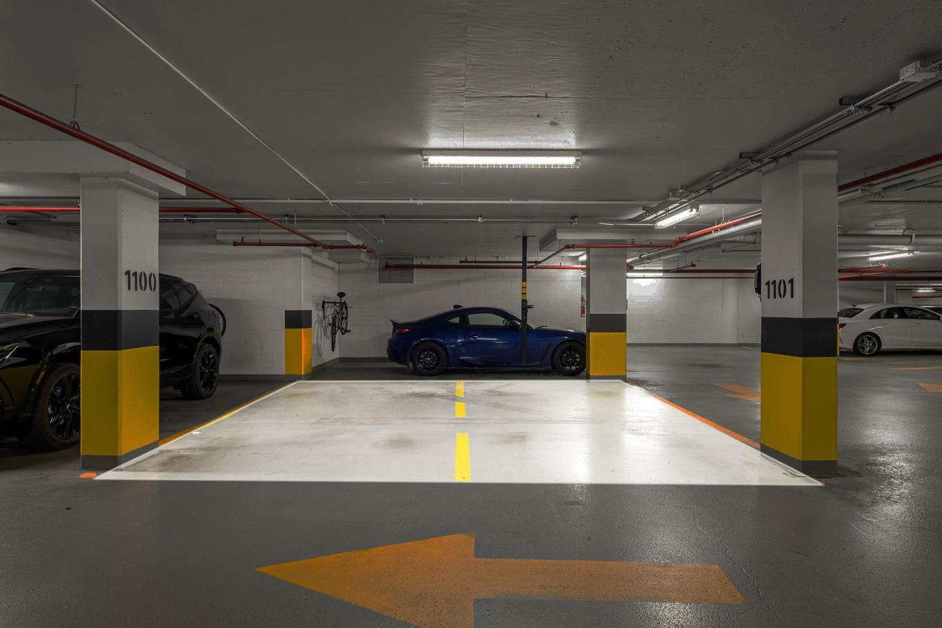 Garage - 303-299 Rue De La Rotonde, Montréal (Verdun/Île-Des-Soeurs), QC - Indoor Photo Showing Garage
