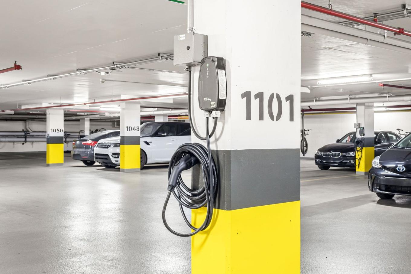 Garage - 303-299 Rue De La Rotonde, Montréal (Verdun/Île-Des-Soeurs), QC - Indoor Photo Showing Garage