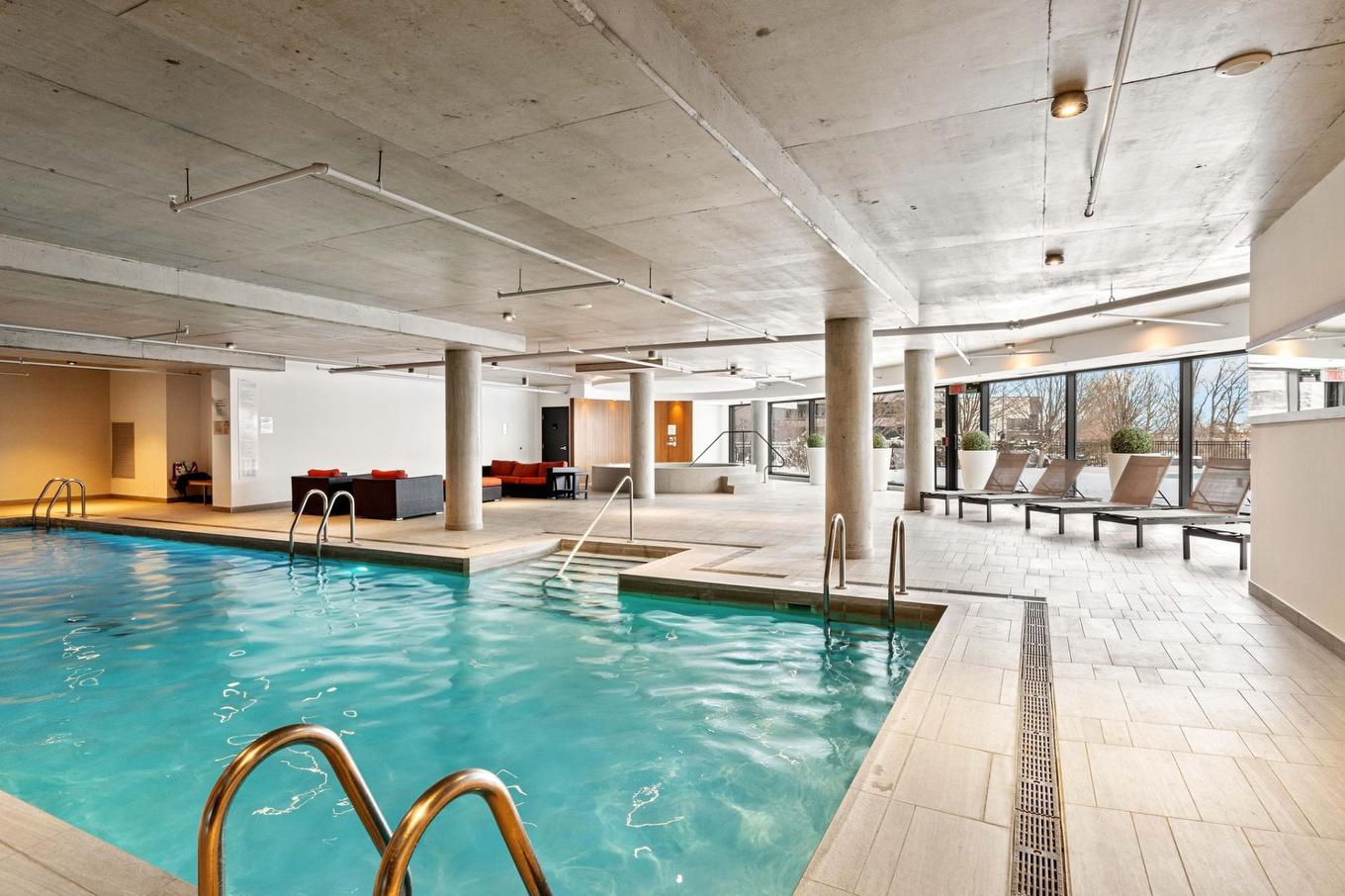 Piscine - 303-299 Rue De La Rotonde, Montréal (Verdun/Île-Des-Soeurs), QC - Indoor Photo Showing Other Room With In Ground Pool