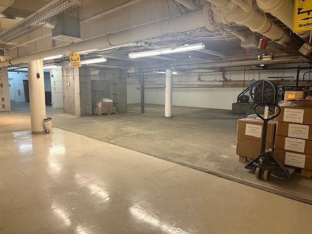 Entrepôt - Unit-D-8300 Rue St-Patrick, Montréal (Lasalle), QC - Indoor Photo Showing Garage