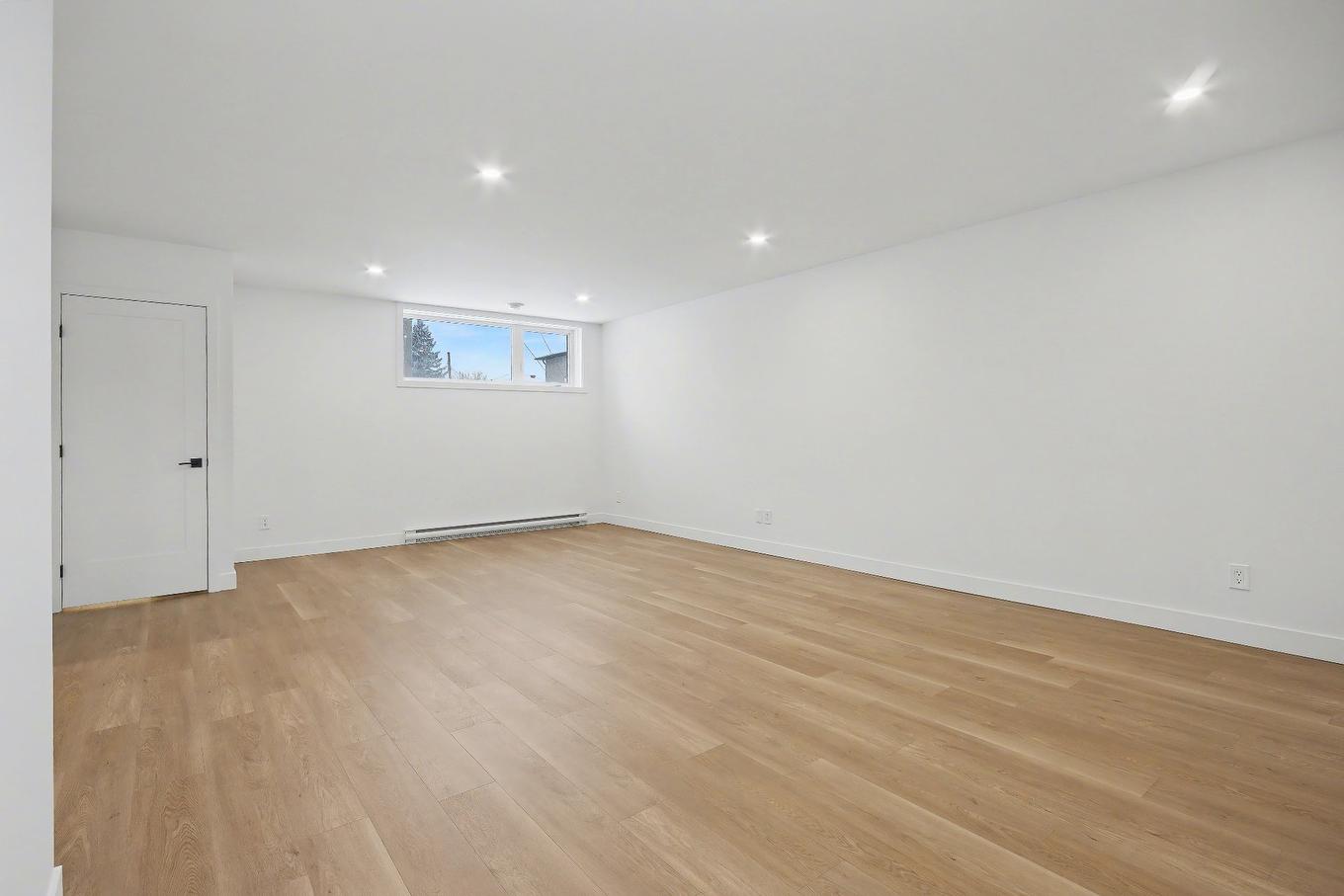 Salle familiale - 109 Rue Dubuc, Saint-Jean-Sur-Richelieu, QC - Indoor Photo Showing Other Room