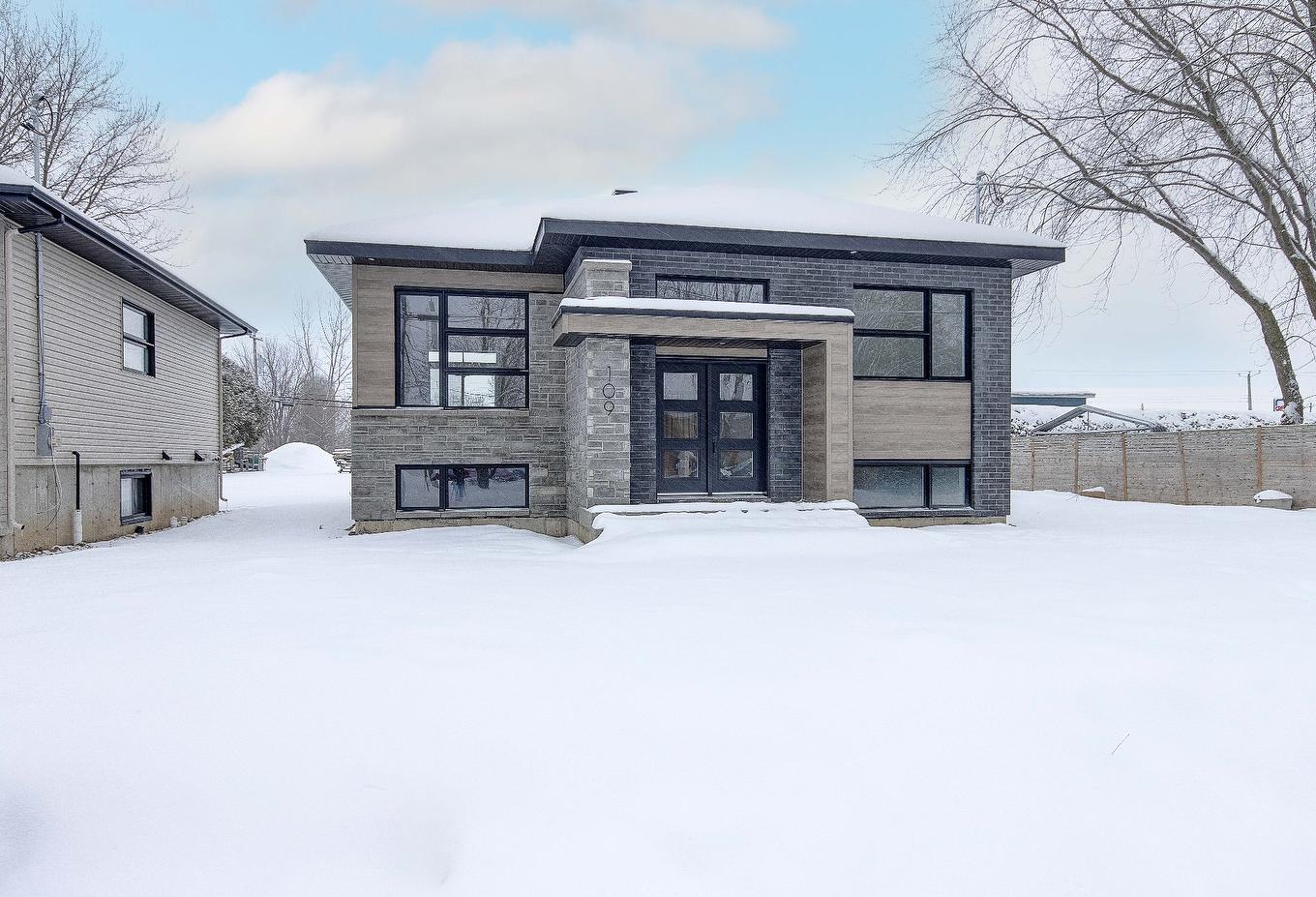 Façade - 109 Rue Dubuc, Saint-Jean-Sur-Richelieu, QC - Outdoor With Facade