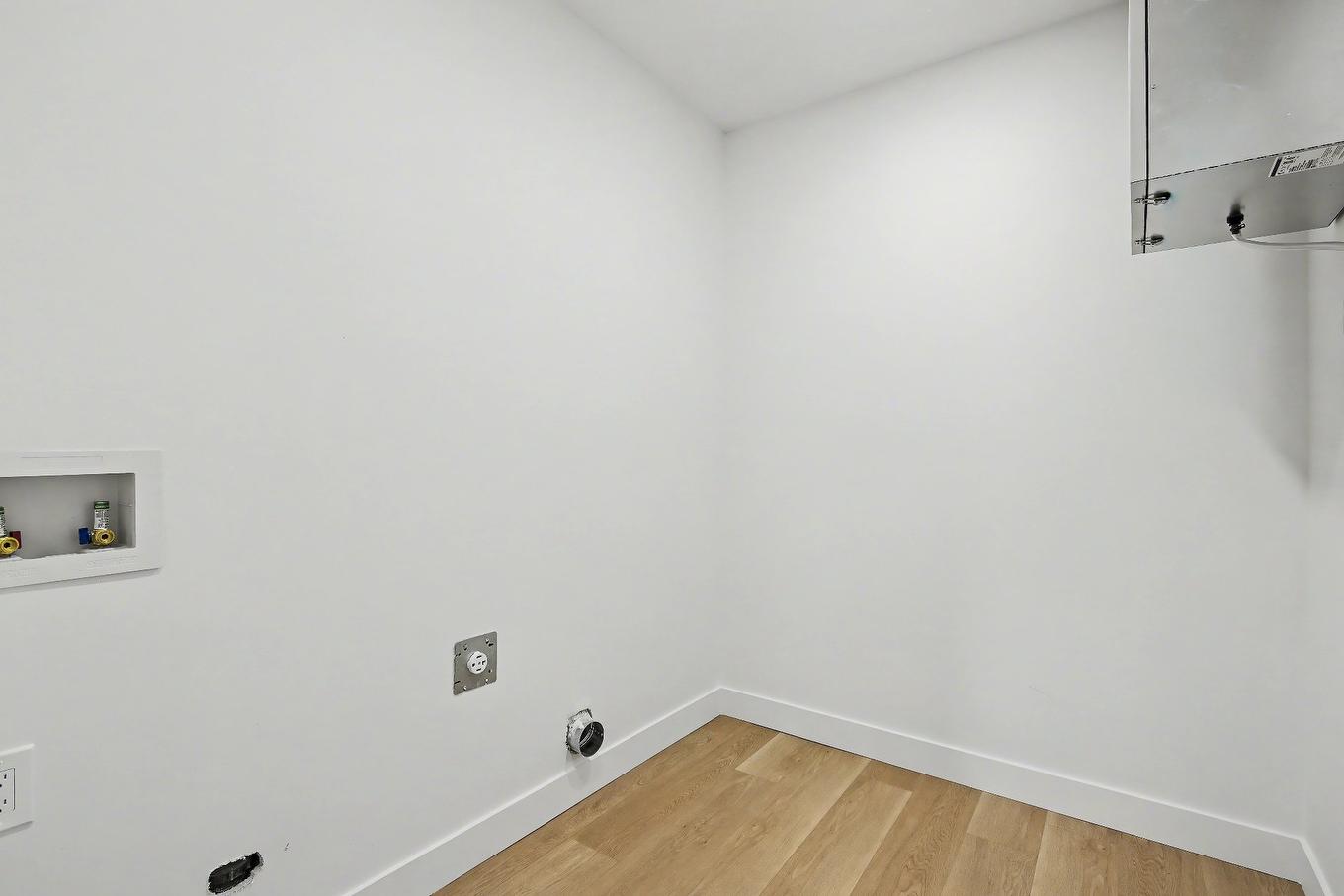 Salle de lavage - 109 Rue Dubuc, Saint-Jean-Sur-Richelieu, QC - Indoor Photo Showing Other Room