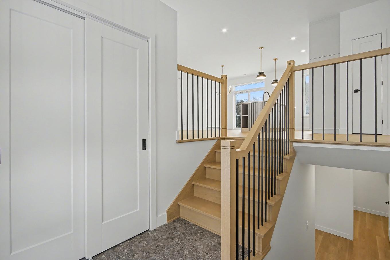 Hall d'entrée/Vestibule - 109 Rue Dubuc, Saint-Jean-Sur-Richelieu, QC - Indoor Photo Showing Other Room