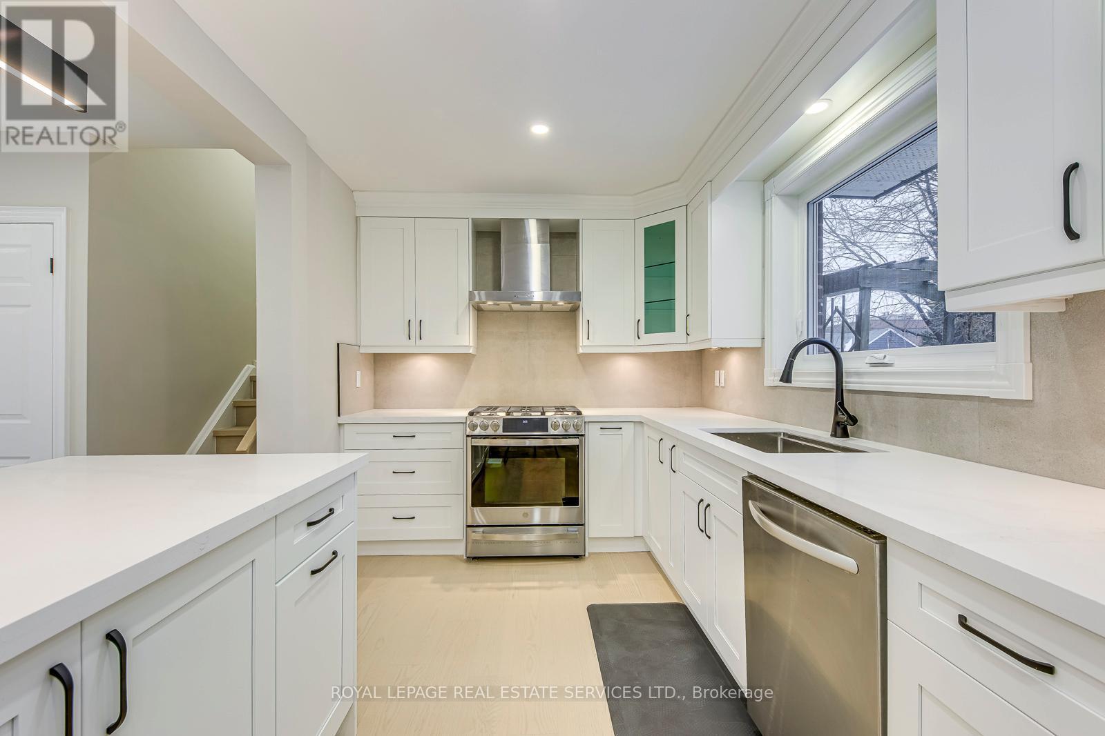 2420 Raymore Drive, Burlington, ON - Indoor Photo Showing Kitchen With Upgraded Kitchen