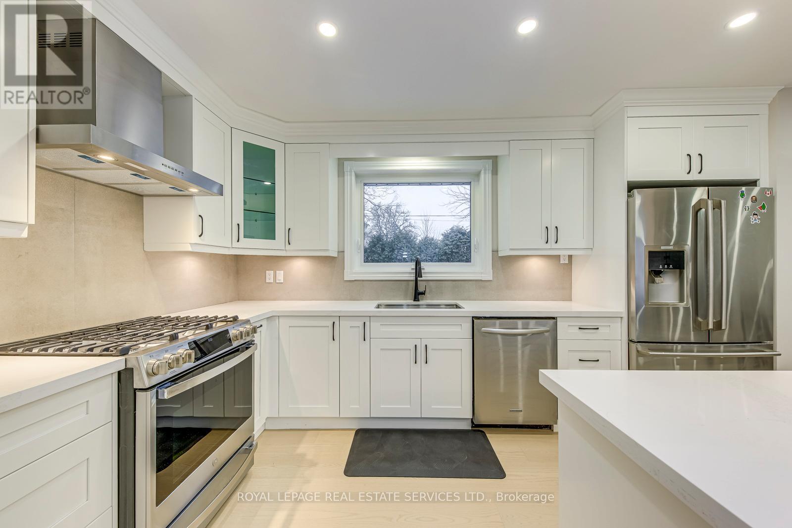 2420 Raymore Drive, Burlington, ON - Indoor Photo Showing Kitchen With Upgraded Kitchen