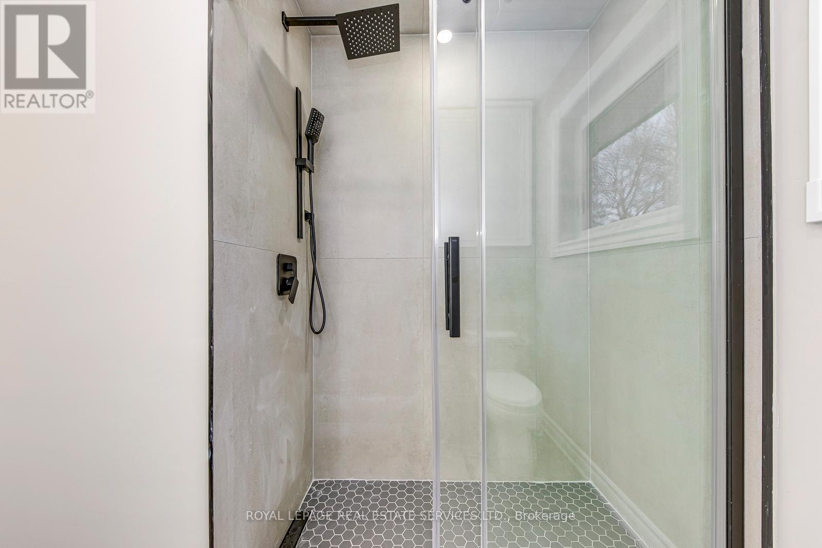 2420 Raymore Drive, Burlington, ON - Indoor Photo Showing Bathroom
