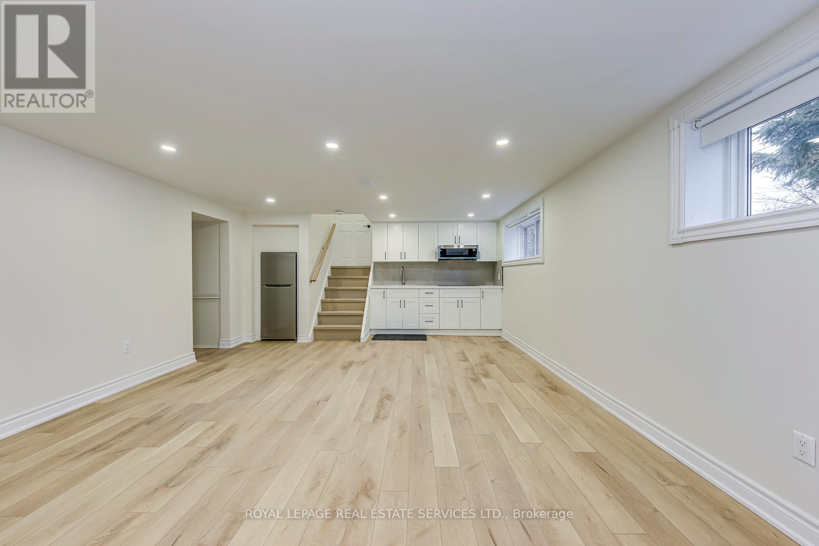 2420 Raymore Drive, Burlington, ON - Indoor Photo Showing Other Room