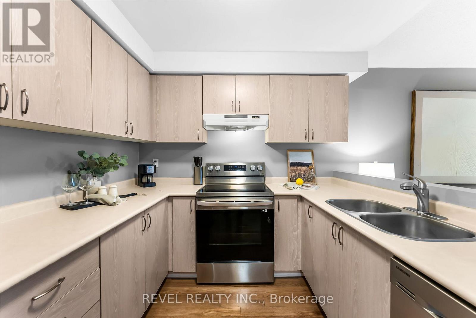 4 Howling Crescent, Ajax, ON - Indoor Photo Showing Kitchen With Double Sink