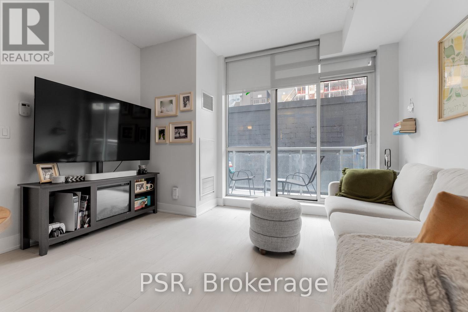 202 - 68 Merton Street, Toronto, ON - Indoor Photo Showing Living Room