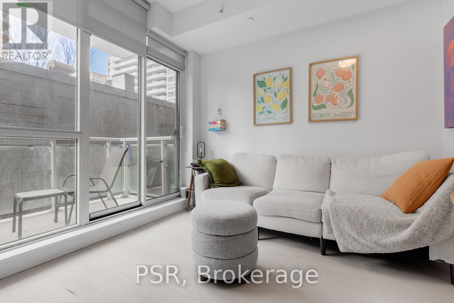 202 - 68 Merton Street, Toronto, ON - Indoor Photo Showing Living Room