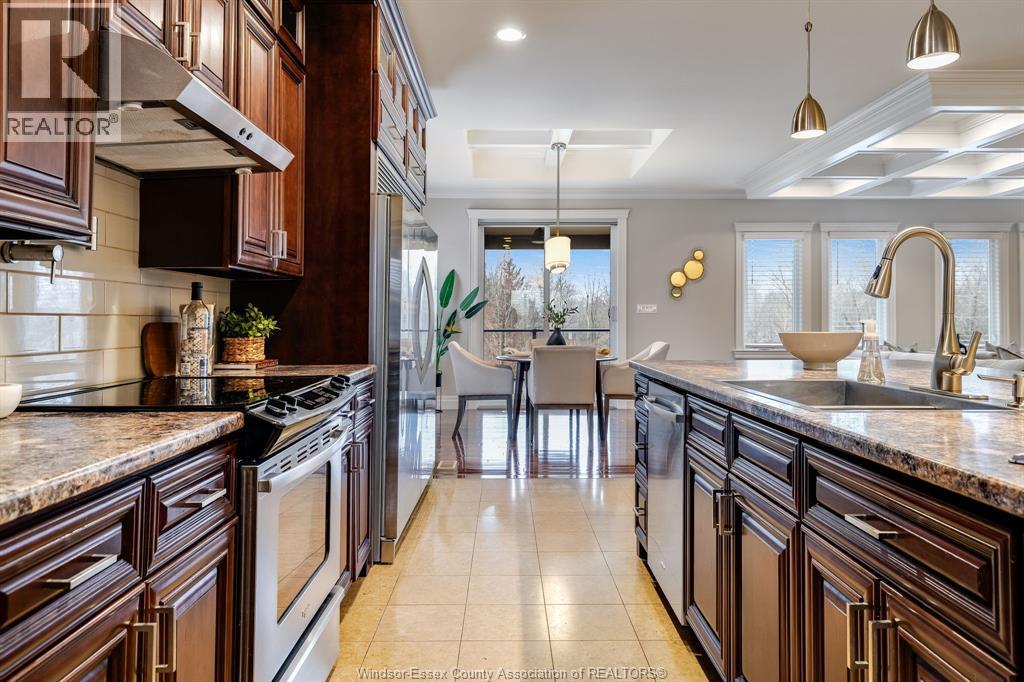 6 Two Creeks, Wheatley, ON - Indoor Photo Showing Kitchen With Upgraded Kitchen