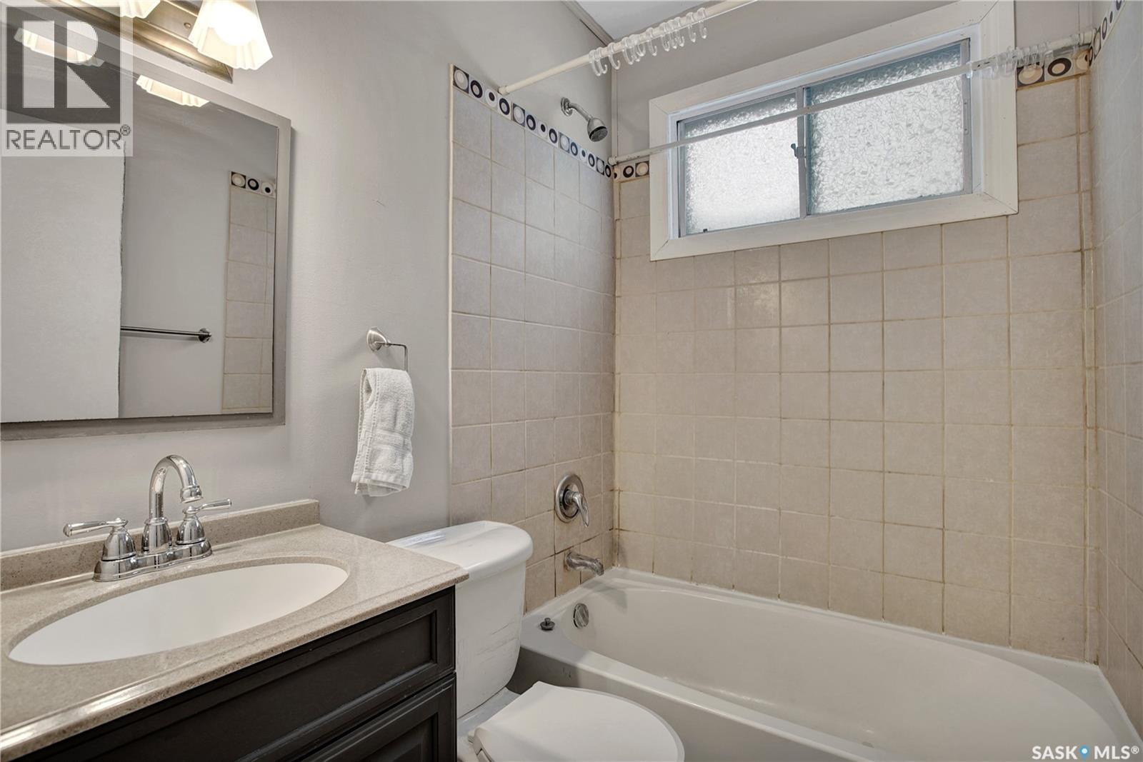 215 Isabella Street E, Saskatoon, SK - Indoor Photo Showing Bathroom
