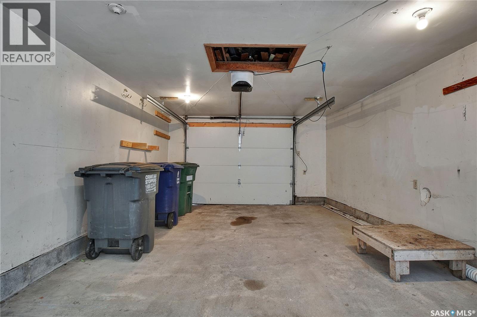 215 Isabella Street E, Saskatoon, SK - Indoor Photo Showing Garage