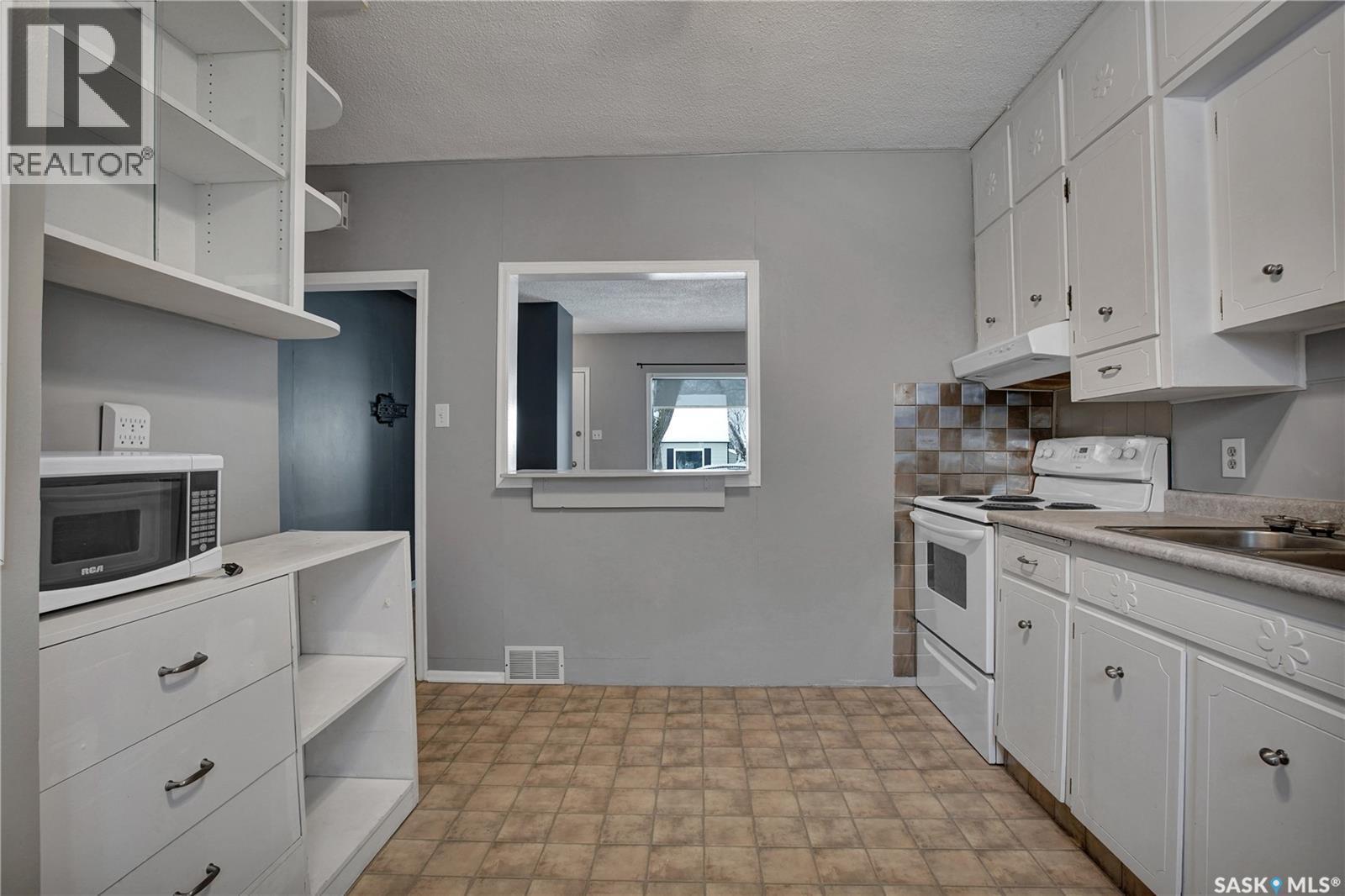 215 Isabella Street E, Saskatoon, SK - Indoor Photo Showing Kitchen