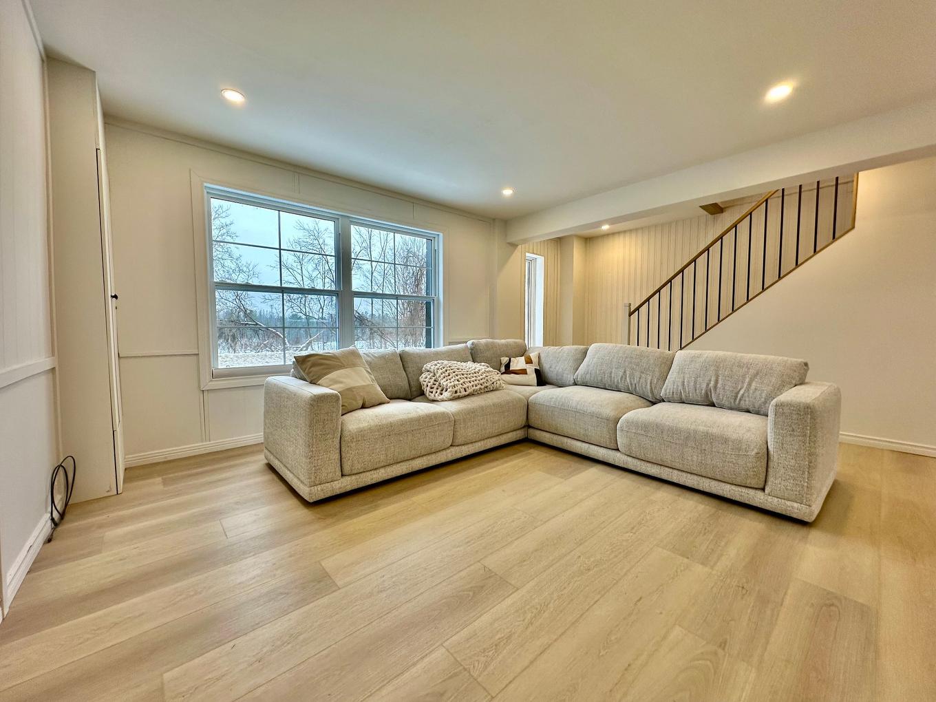 Salon - 230 Rue De La Princesse, Lachute, QC - Indoor Photo Showing Living Room
