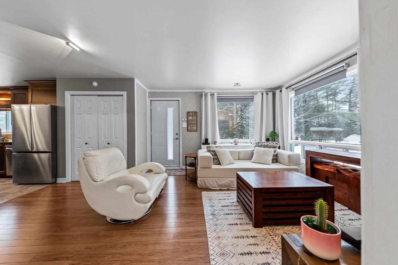 Salon - 330 Côte St-Paul, Saint-Colomban, QC - Indoor Photo Showing Living Room