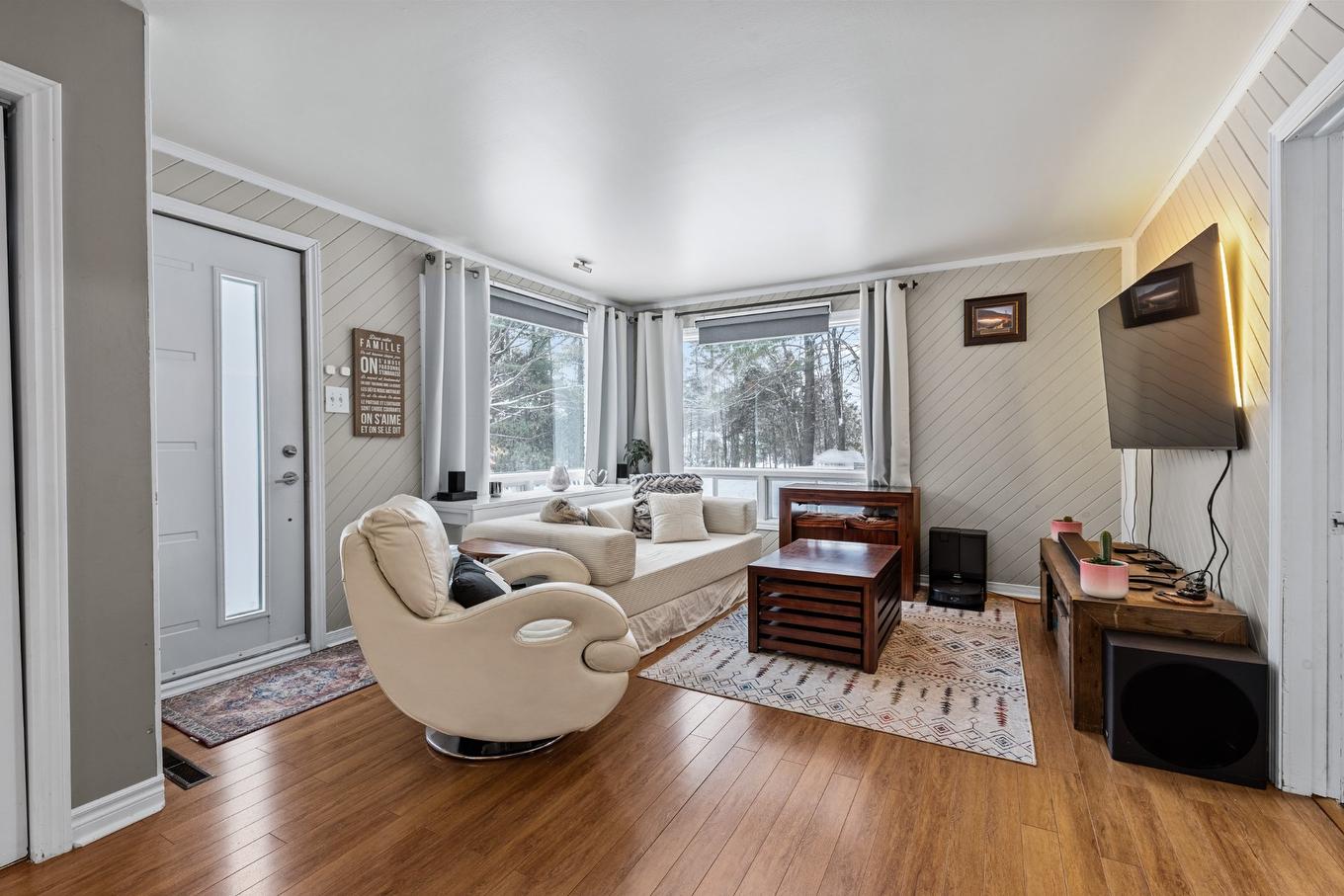 Salon - 330 Côte St-Paul, Saint-Colomban, QC - Indoor Photo Showing Living Room