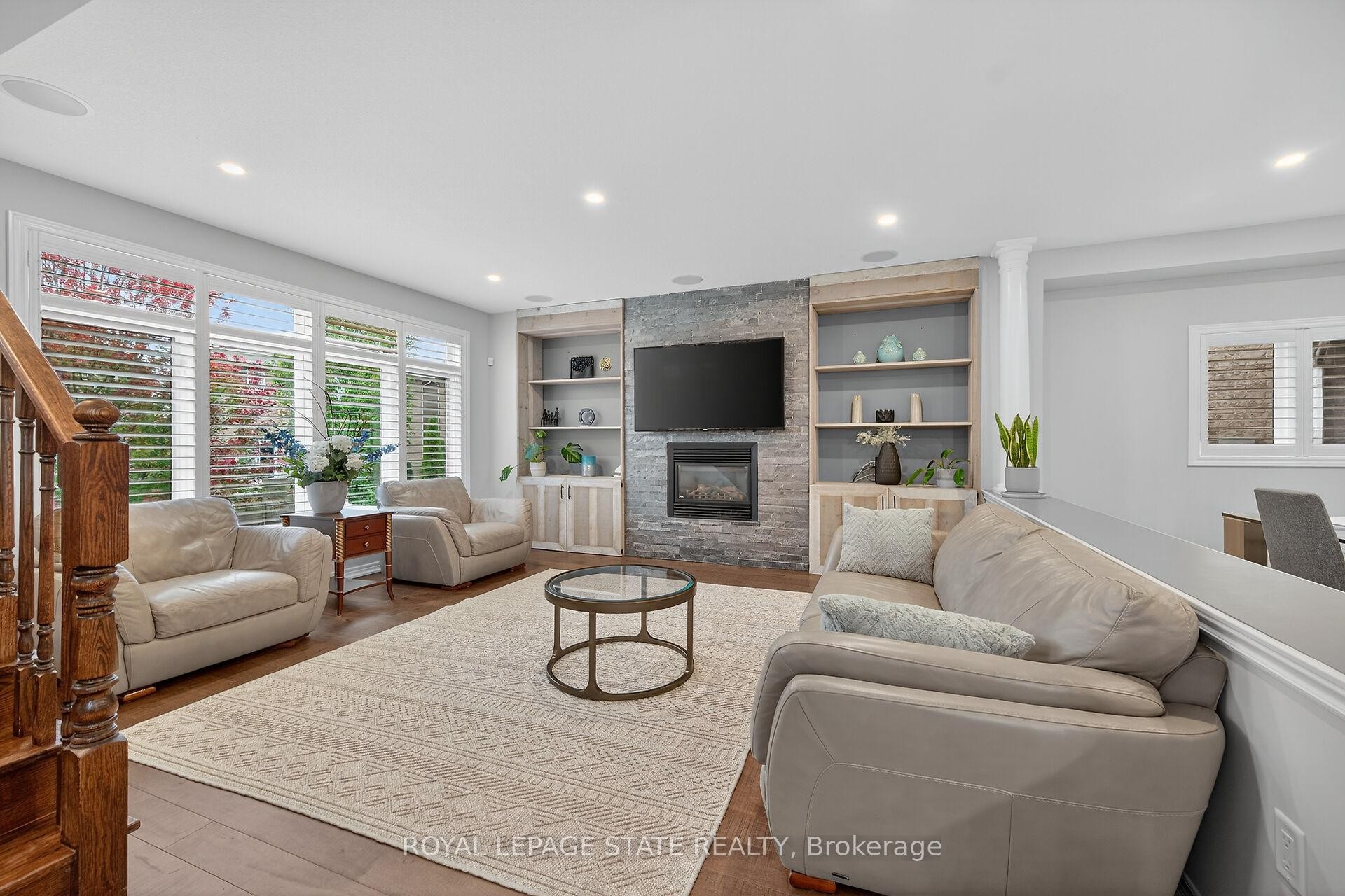 181 Springview Drive, Hamilton, ON - Indoor Photo Showing Living Room With Fireplace