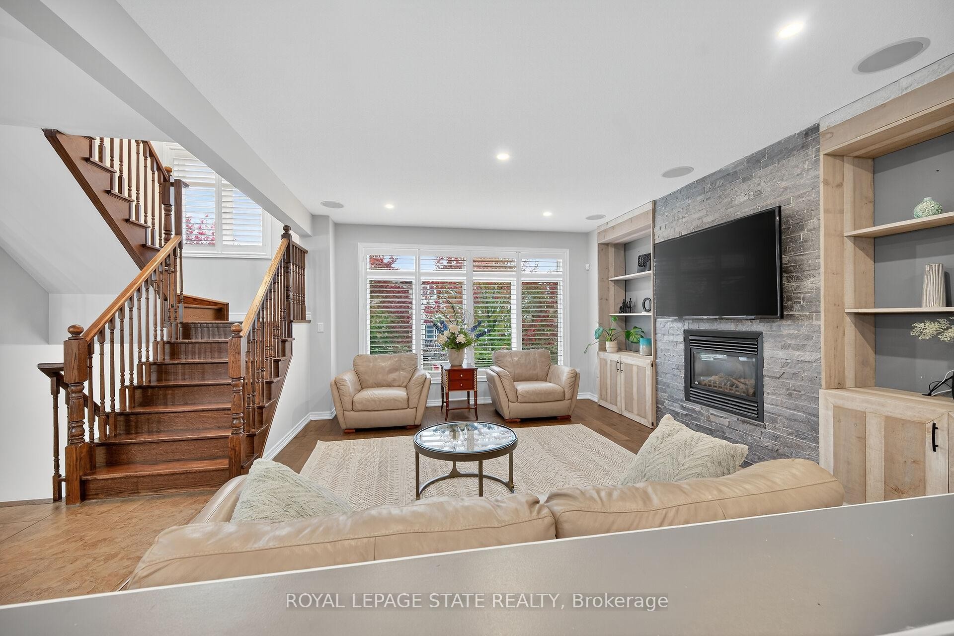 181 Springview Drive, Hamilton, ON - Indoor Photo Showing Living Room With Fireplace