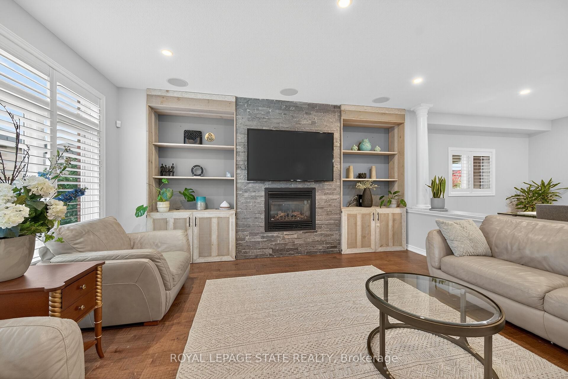 181 Springview Drive, Hamilton, ON - Indoor Photo Showing Living Room With Fireplace